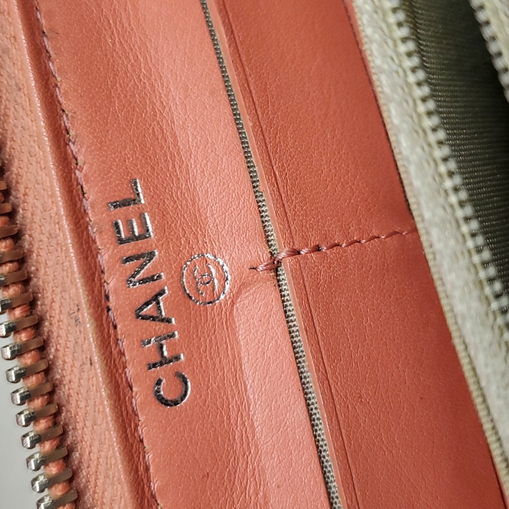 CHANEL shiny patent/quilted leather wallet - Picture 9 of 10